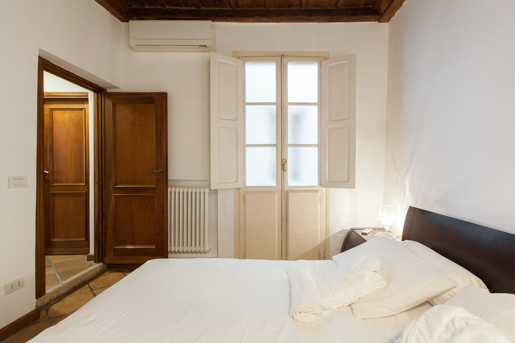 A Window On Pantheon Apartment