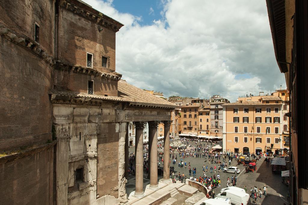 A Window On Pantheon Apartment