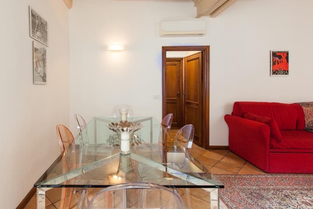 A Window On Pantheon Apartment *