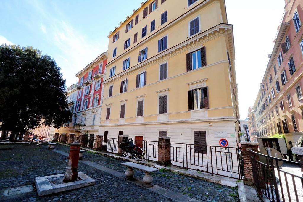 Piazza Capponi Roma