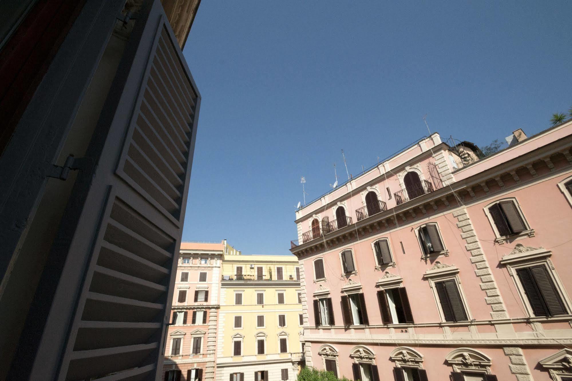 Vantaggio Suites Apartment *