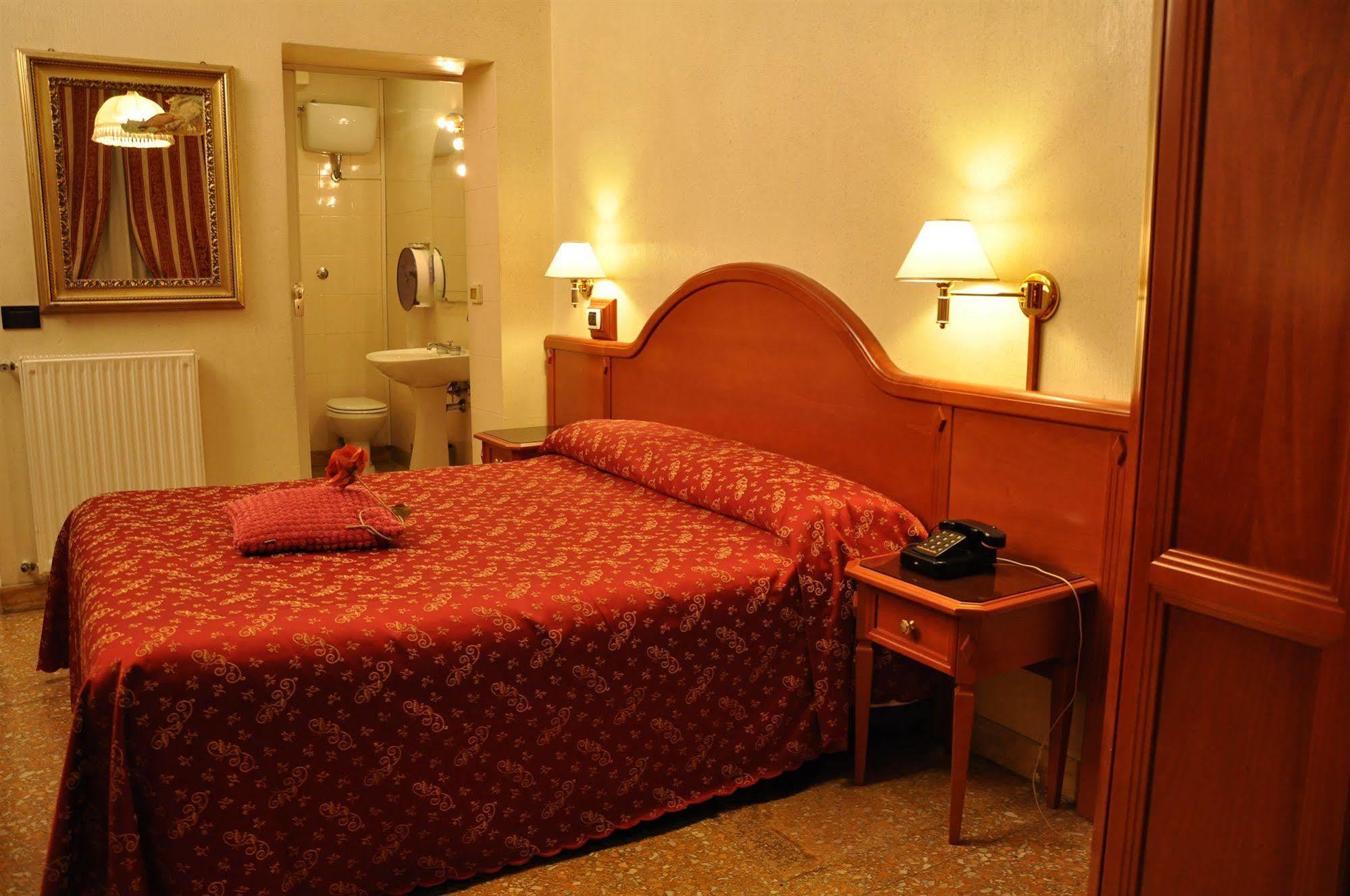Sandra Hotel *