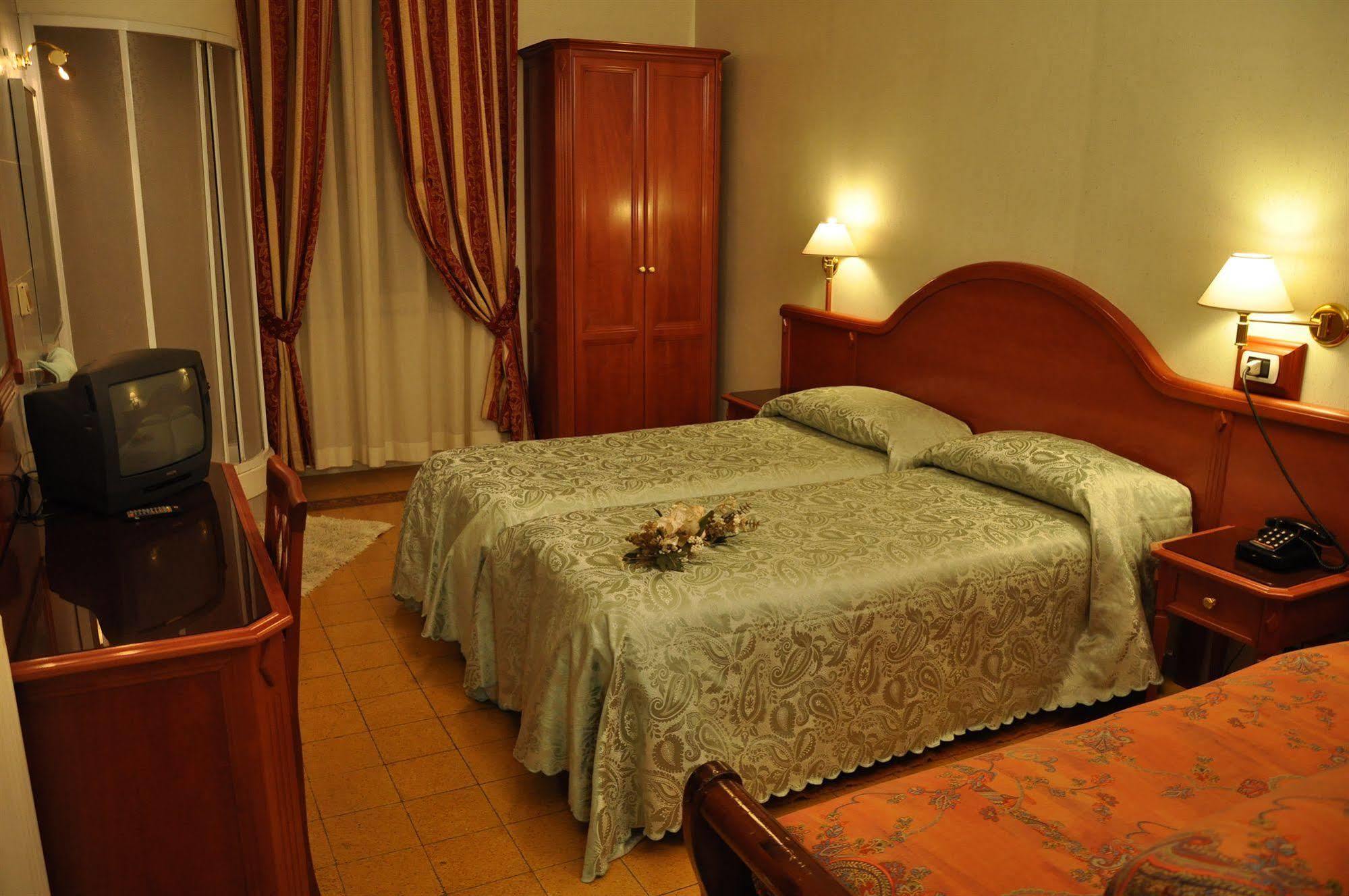 Hotel Sandra *