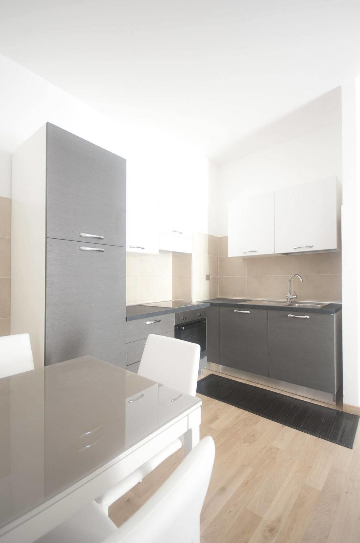 Apartment Meme Rome