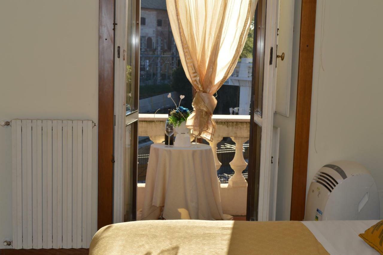 Balcony Colosseum View Apartment