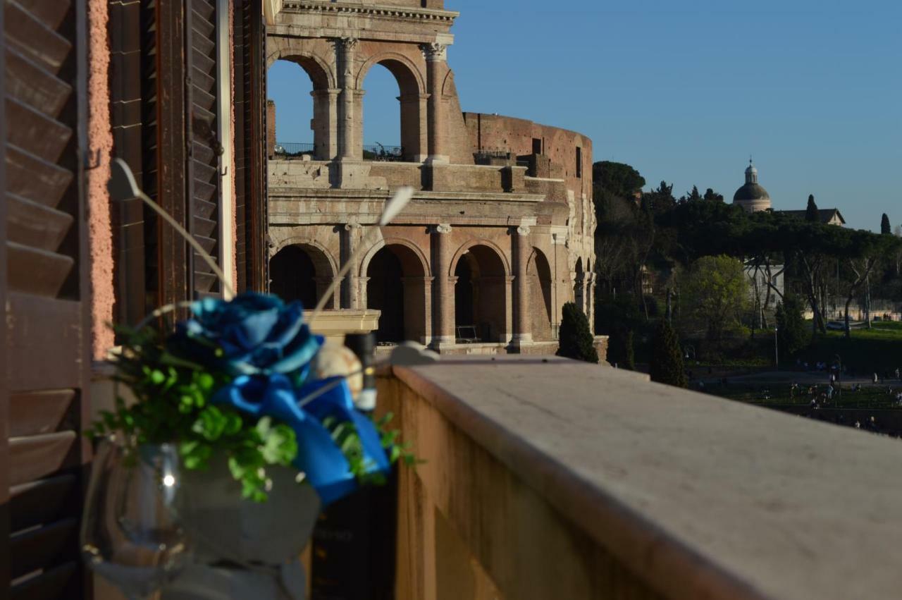Apartment Balcony Colosseum View *