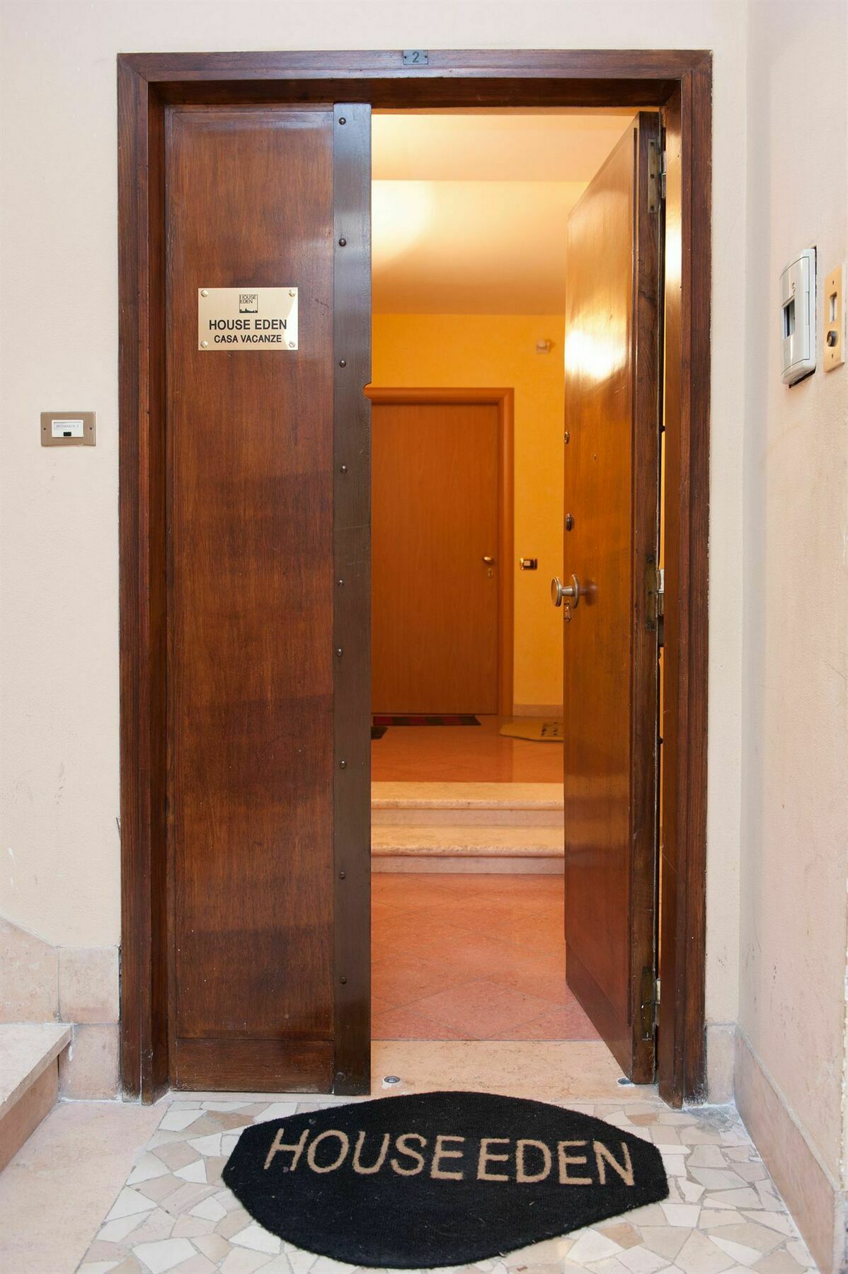 Apartment House Eden *