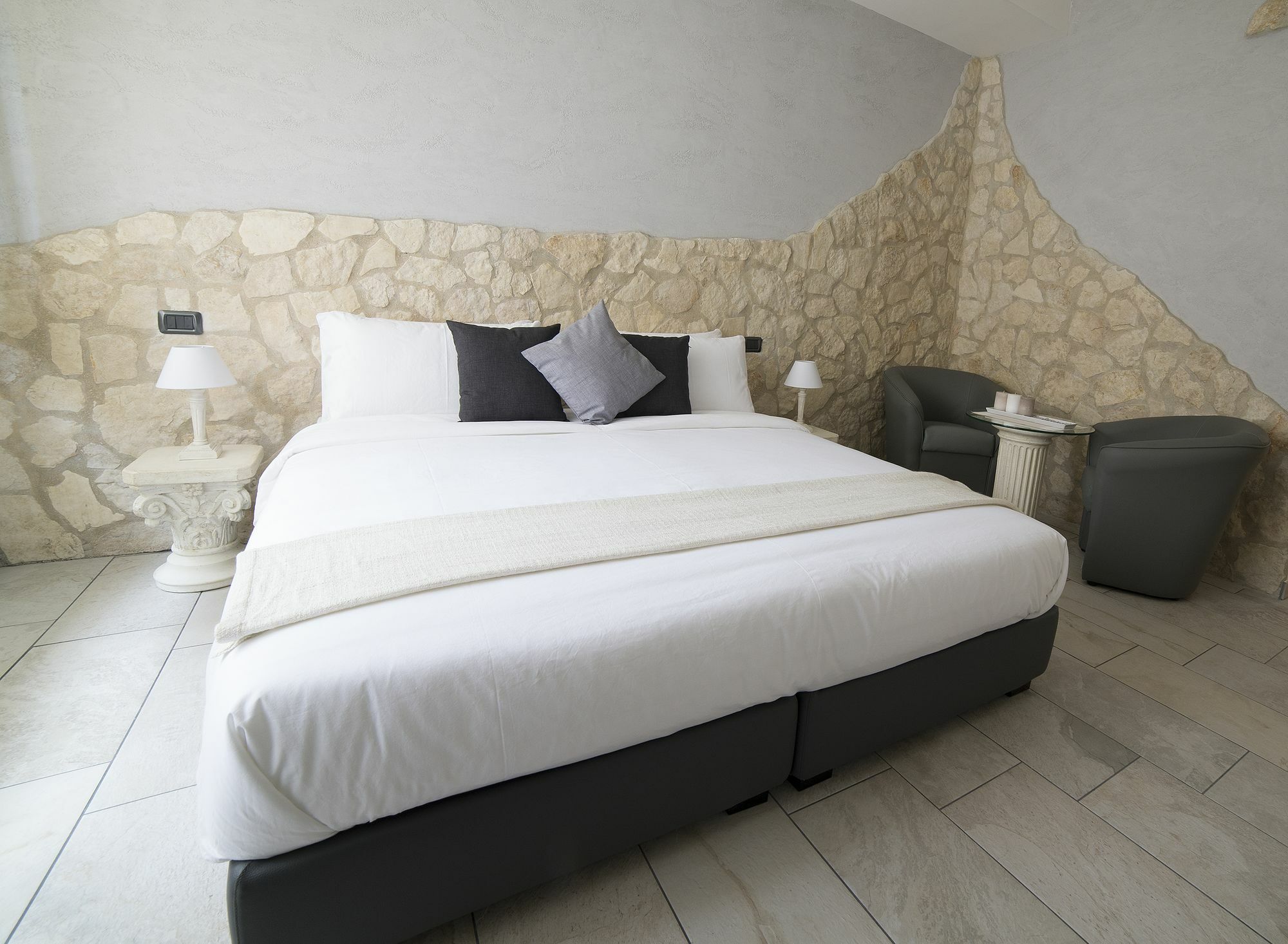 Mirabilia 3*