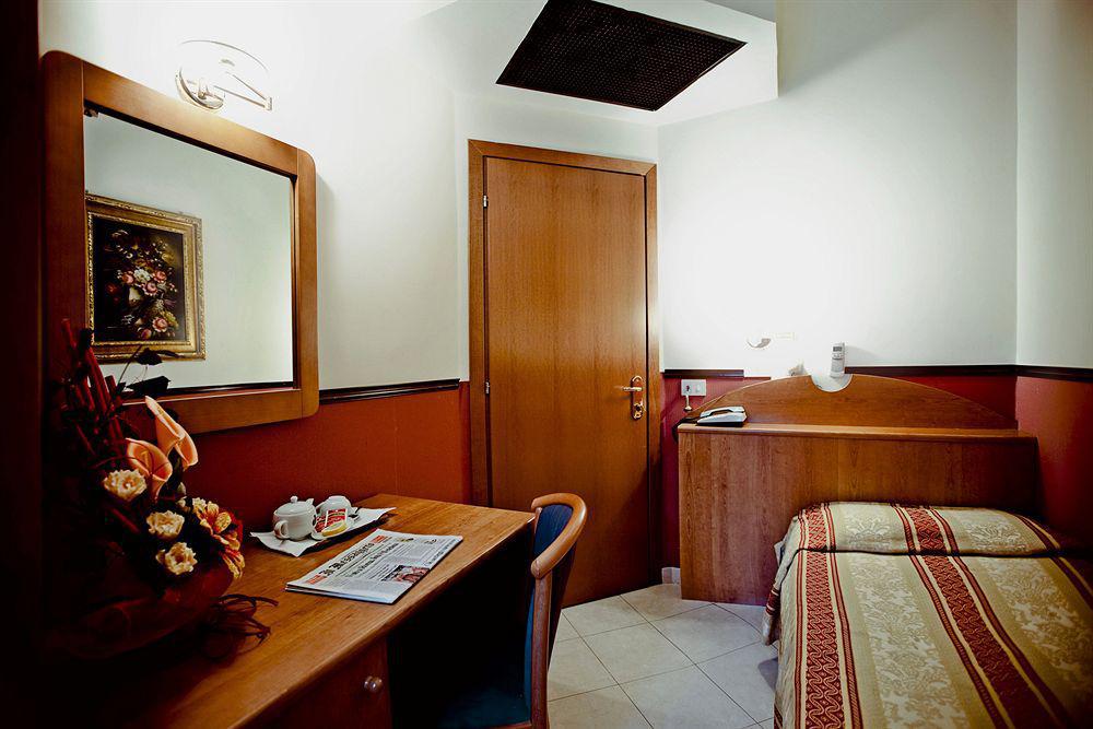 Saturnia 2* Roma