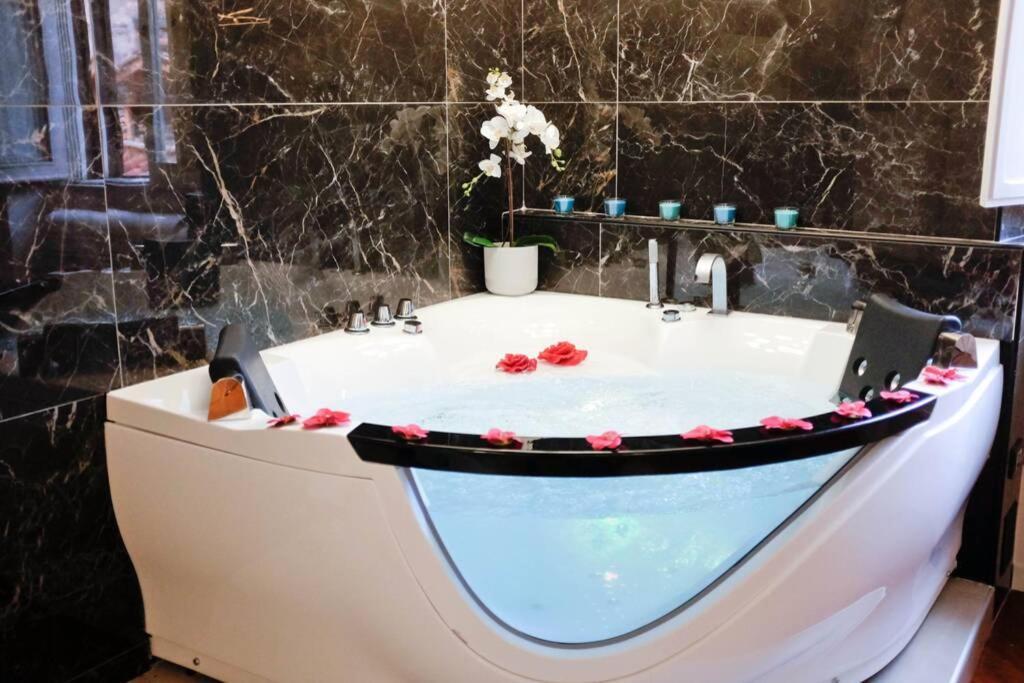Pantheon Amazing Jacuzzi *