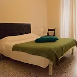 Beautiful And Spacious Apartment Next To Termini 10 Minutes From Coliseum