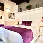 Town House Spagna- Luxury Rooms With Jacuzzi Bath