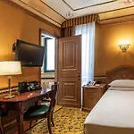 River Palace Hotel