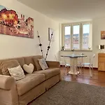 Il Palazzetto Di Via Della Frezza