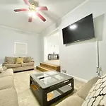 The Harrison Home - 3 Bedroom Gem - Smart Tvs