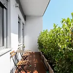Modern & Cozy With Balcony