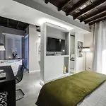 Town House Spagna- Luxury Rooms With Jacuzzi Bath