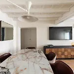 Elegance And Charm In Splendid Via Giulia