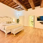 Trevi Fountain Elegant Apartment