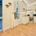 Trevi Fountain Elegant Apartment