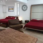 Octavia Apartment