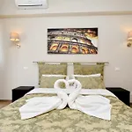 Oksana\'S Bernadette Apartment
