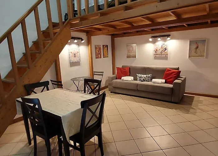 Gemelli Holidays -2 Easy Lofts, Groundfloor With Courtyard, Mezzanine Bedroom, Baby & Pet Friendly, Near Monte Mario Station Connecting To Center In 20 Minutes, 2 Steps From Bus, Groceries, Restaurants, Park, Cycle Path - Warm Guest Care In 4 Languag