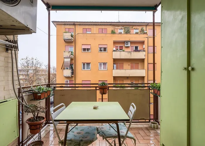 Altido Classic Style Flat With Balcony