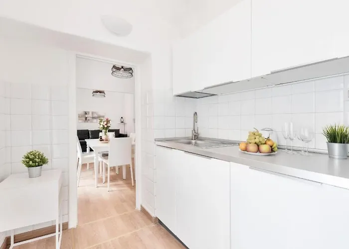 Apartment By The Colosseum - White Chic Flats
