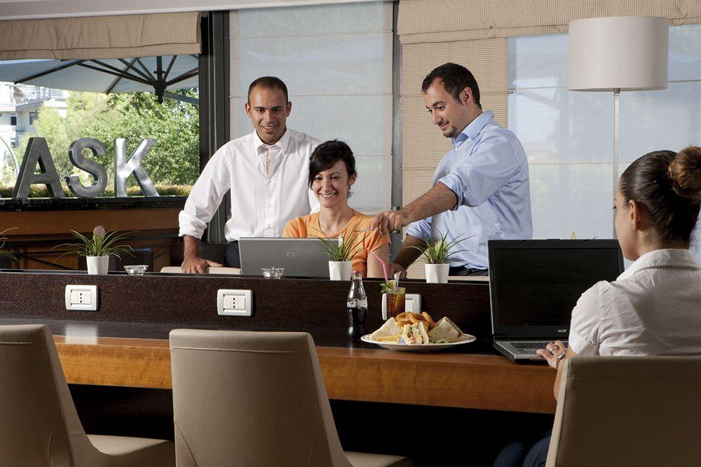 Courtyard By Marriott Park Hotel