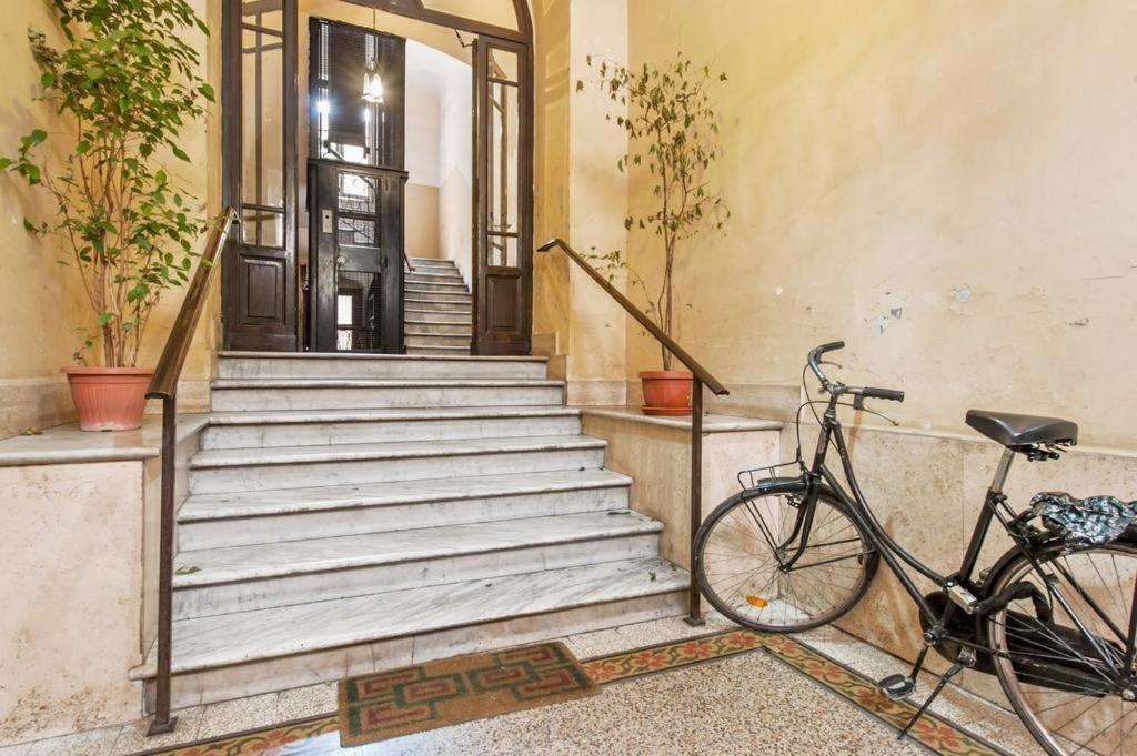 Beautiful And Spacious Next To Termini 10 Minutes From Coliseum Apartment *