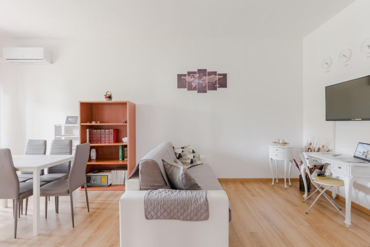 Appartamento Pelizzi Apartment, 5 Persone, 2 Camere, Balcone, Cinecittà Roma