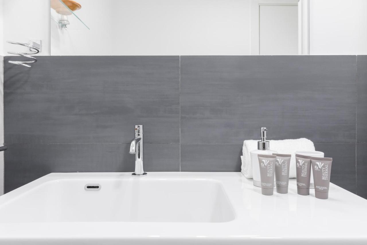 Amoretti Apartment, 6 Persone, 3 Camere, 2 Bagni, Balcone, Wi-fi, Metro B Monti Tiburtini Rome