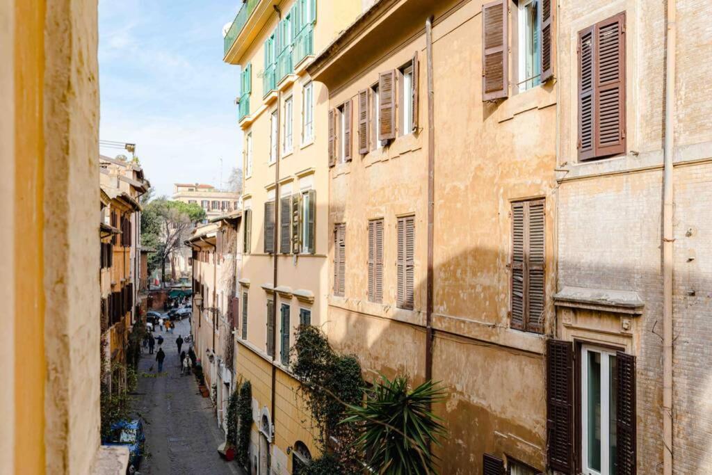Elegant Trilussa Apartment Rome