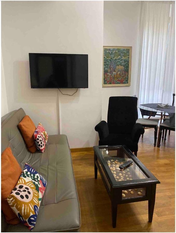 Apartment In Front Of Coliseum 3 *