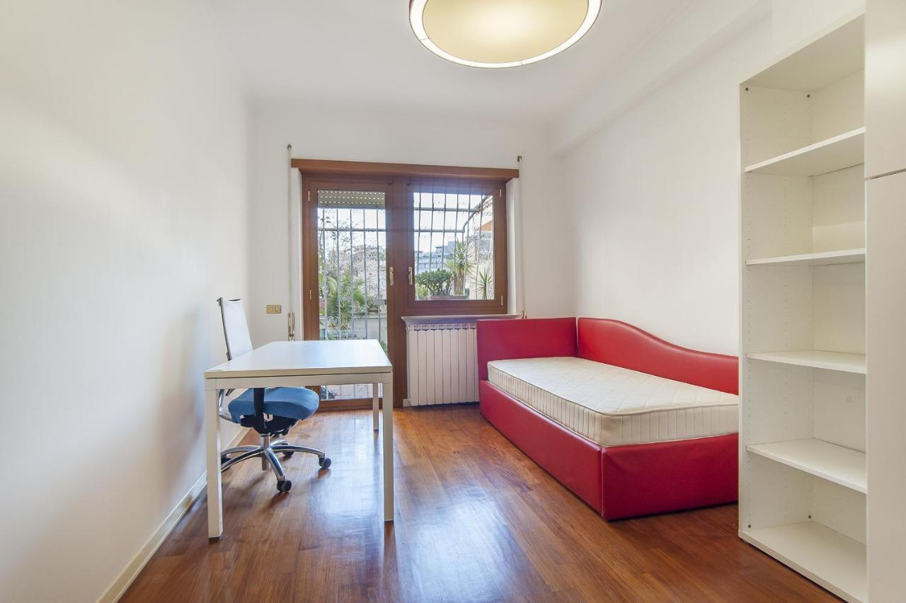 Eur Luminous And Large Family Terrace Apartment Rome