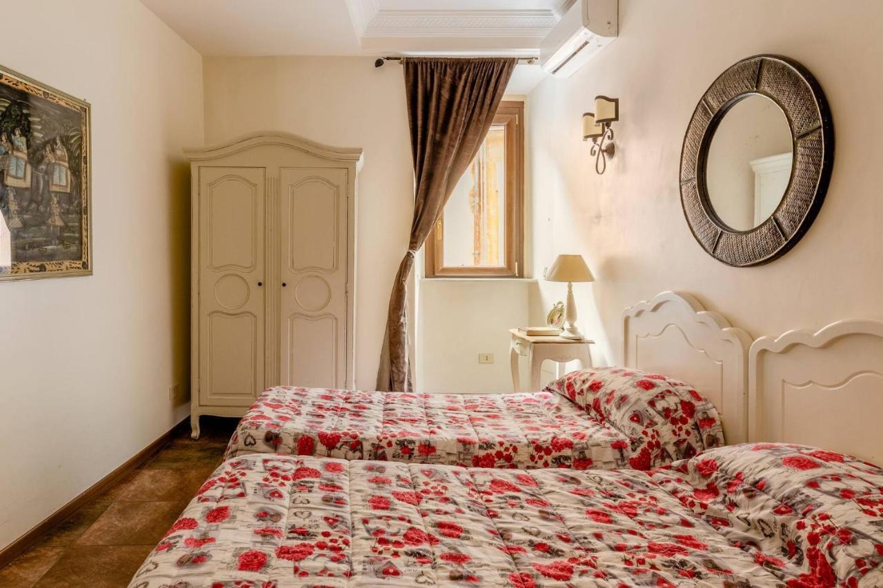 Right In The Ancient Historical Center Two Bedrooms Two Bath, Up To 6 Pax * Roma
