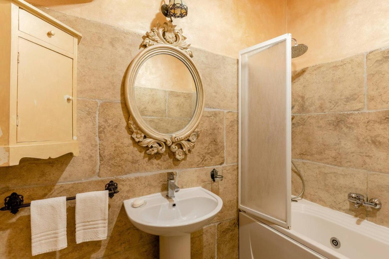 Right In The Ancient Historical Center Two Bedrooms Two Bath, Up To 6 Pax