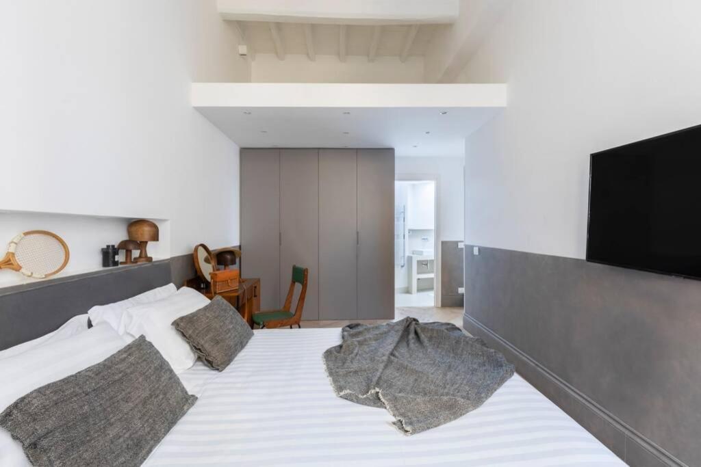 Casa Luce, A Burghesius Apartment