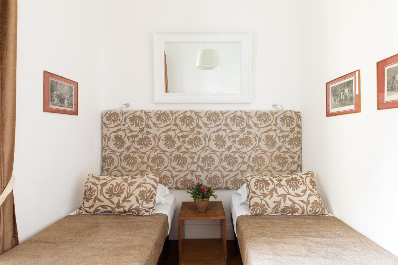 Iflat Elegant In 18th Century Palace Rome