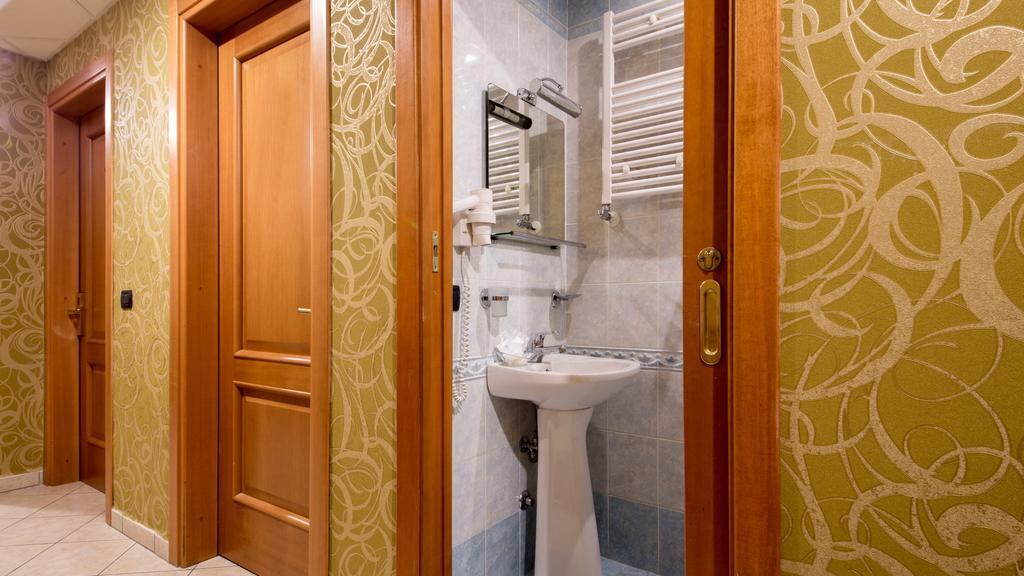 Bed & Breakfast In Vale&hillary Colosseo Rome