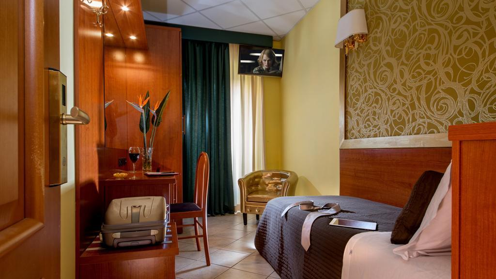 Bed & Breakfast In Vale&hillary Colosseo Rome