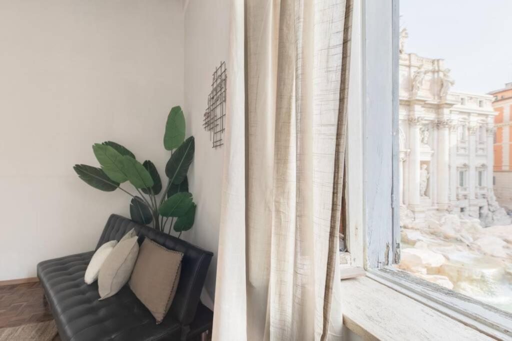 Iflat Trevi Fountain At Your Feet Roma
