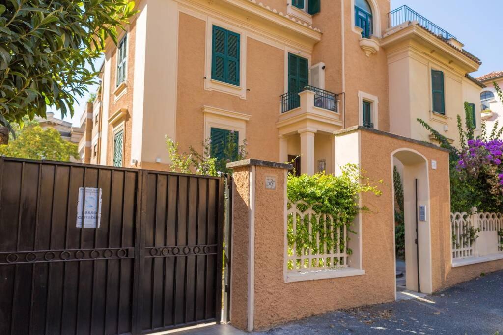 Apartment Romantica With Balcony Near San Giovanni