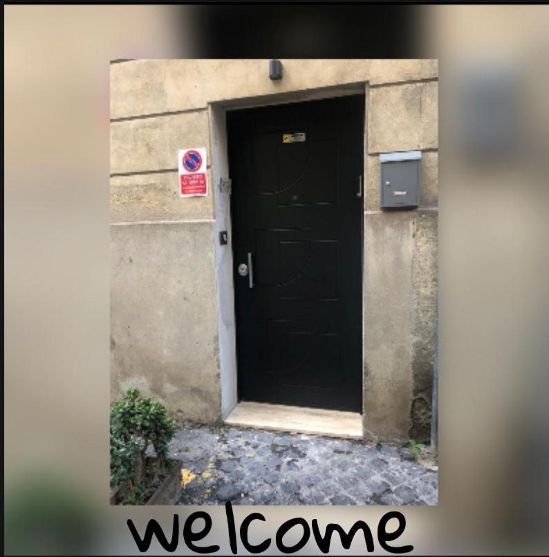 Tre Pupazzi In Vatican * Rome