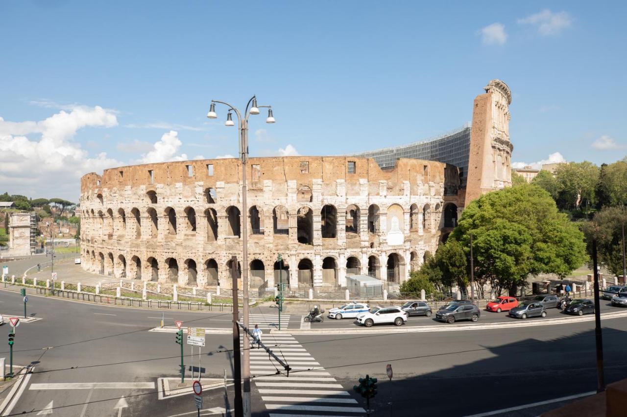 Iflat Unforgettable In Front Of Colosseum * Rome