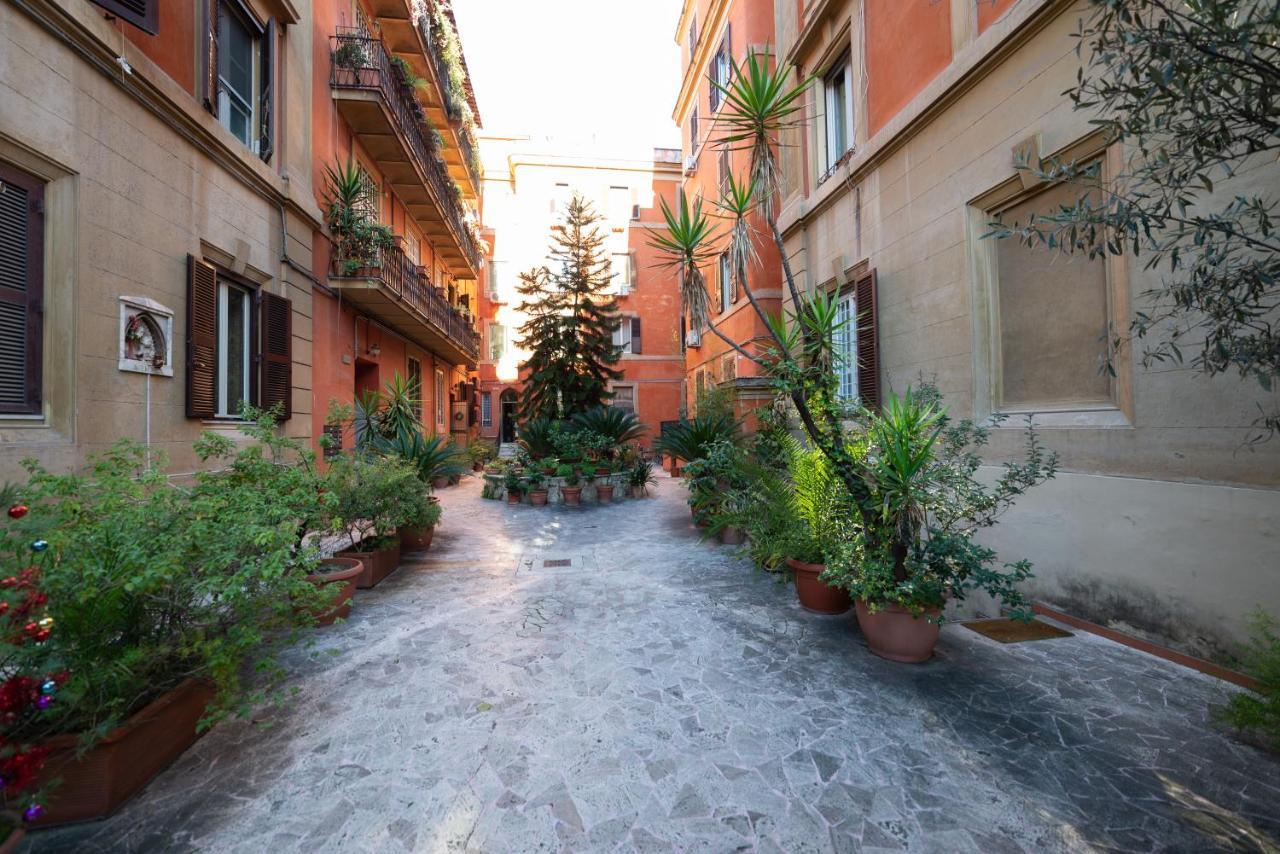 Cento Passi Dal Vaticano Rome