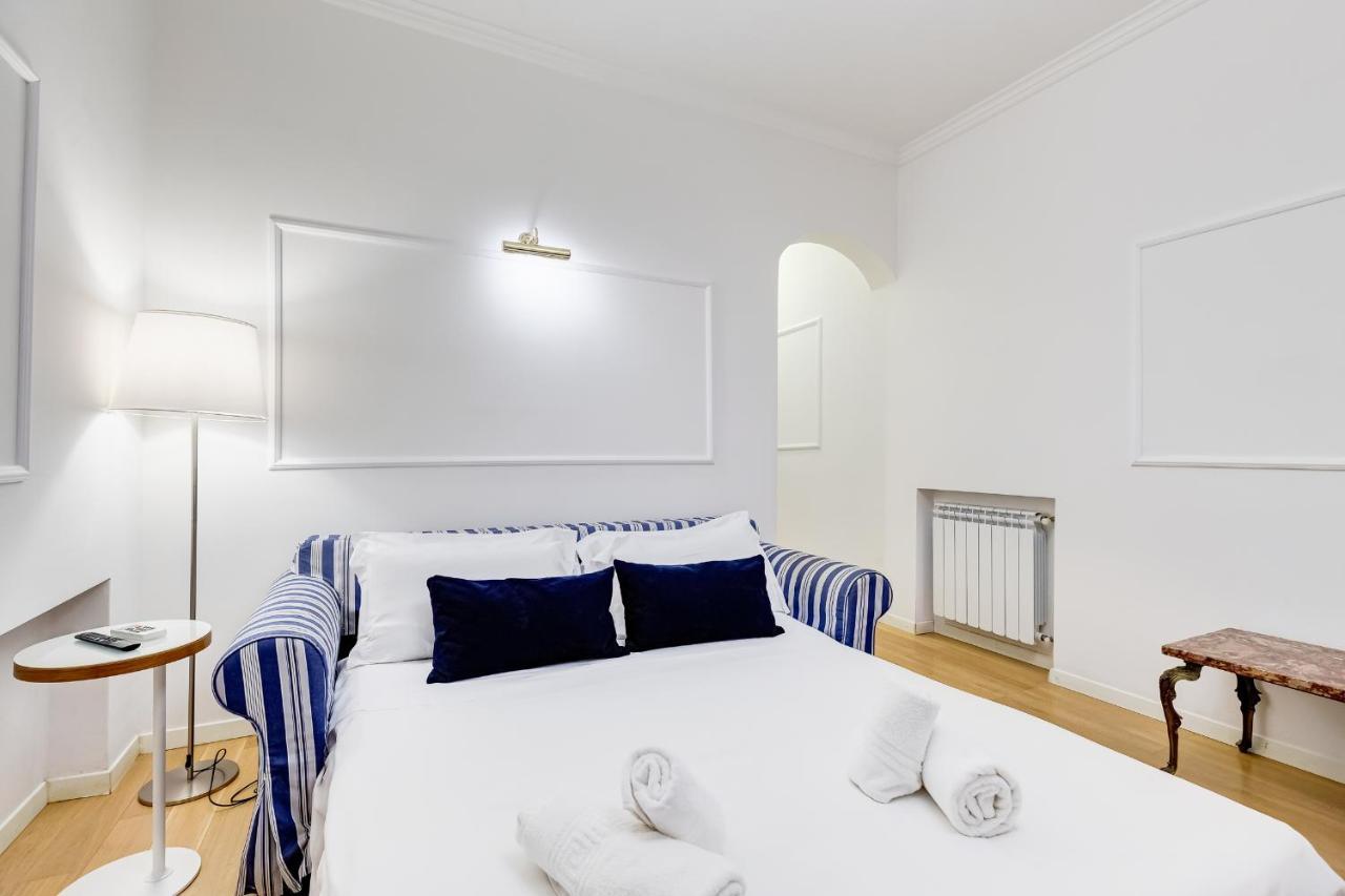 Trevi Fountain Modern Apartment
