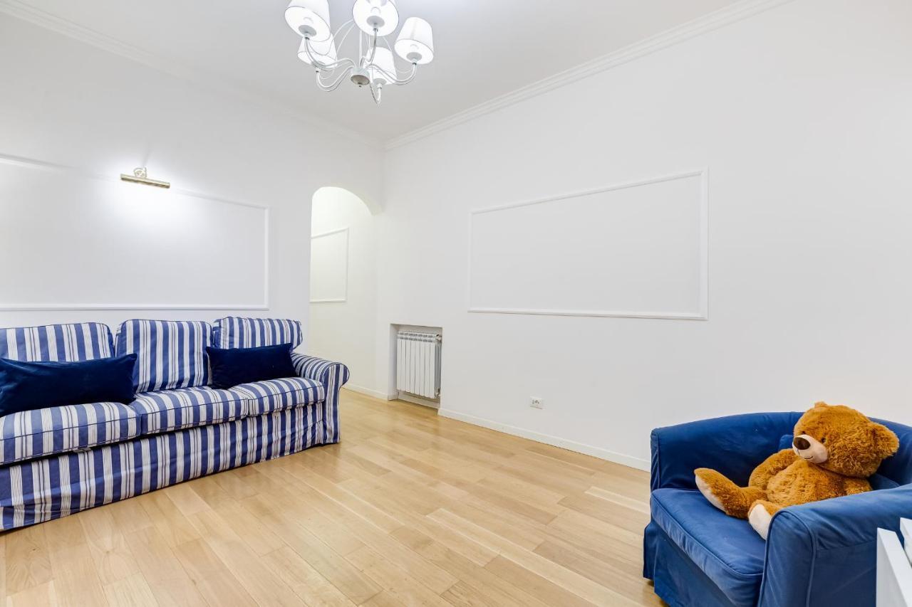 Apartment Trevi Fountain Modern