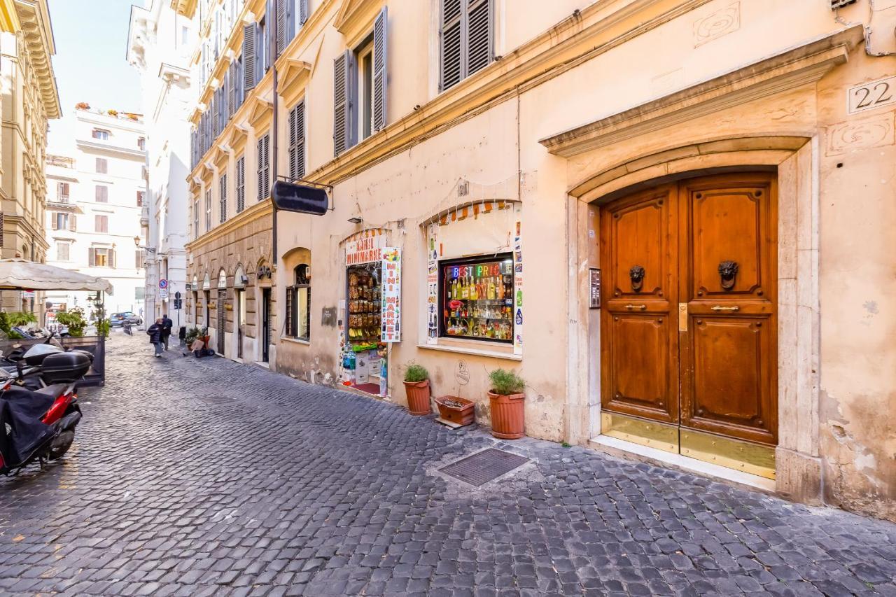Trevi Fountain Modern Apartment